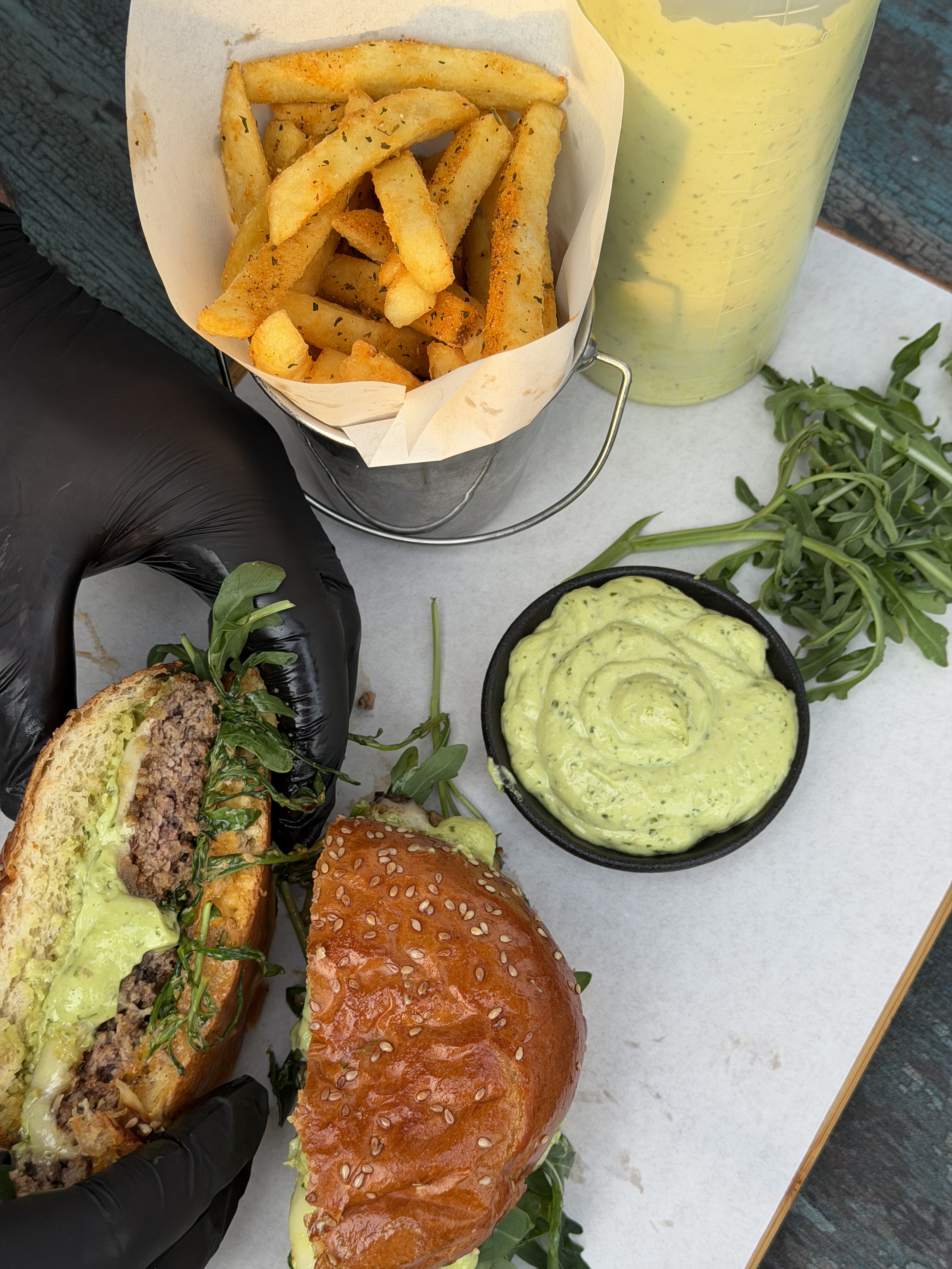 Premium Burger serviert mit knusprigen Pommes